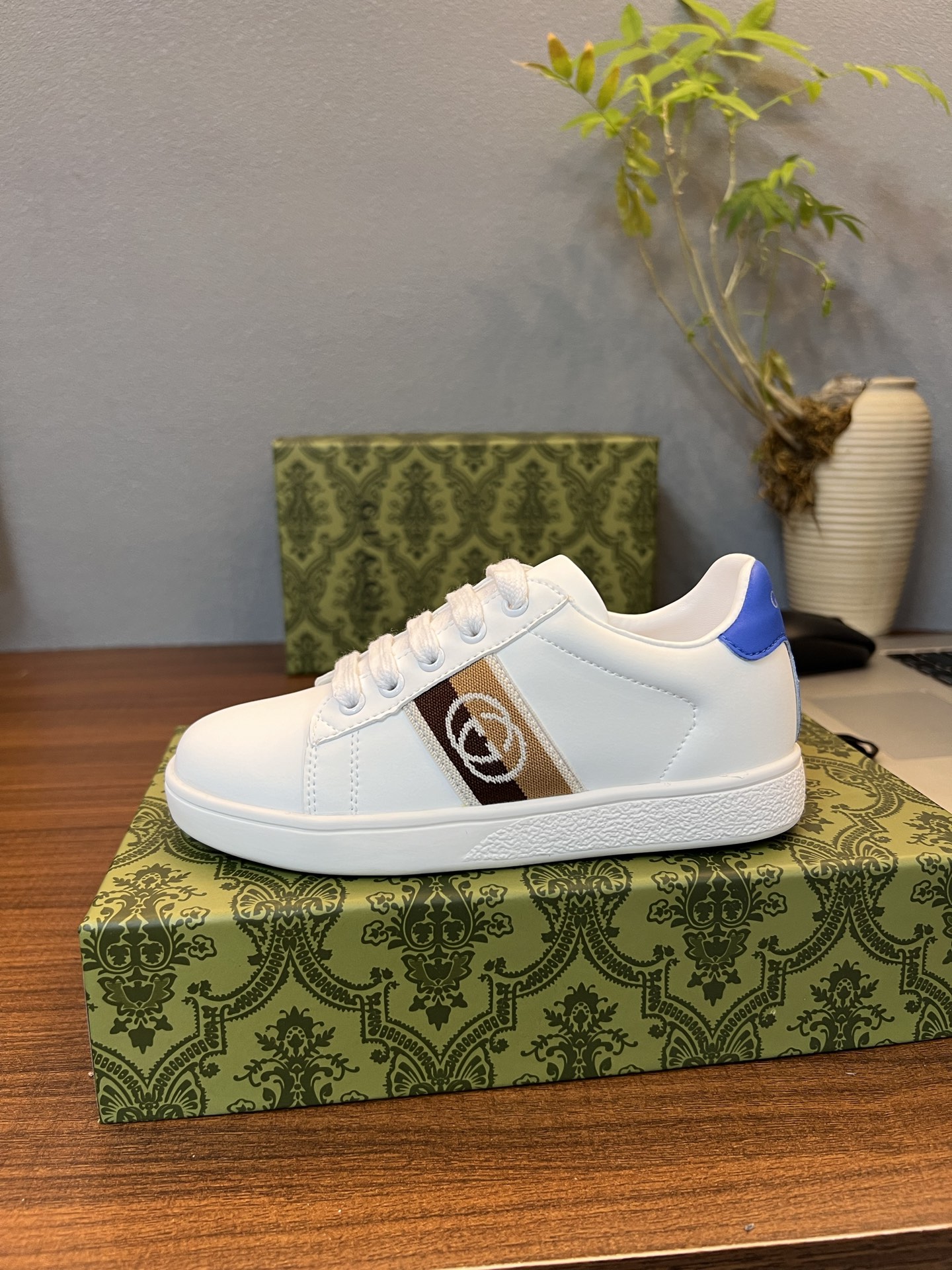 Children's shoes child